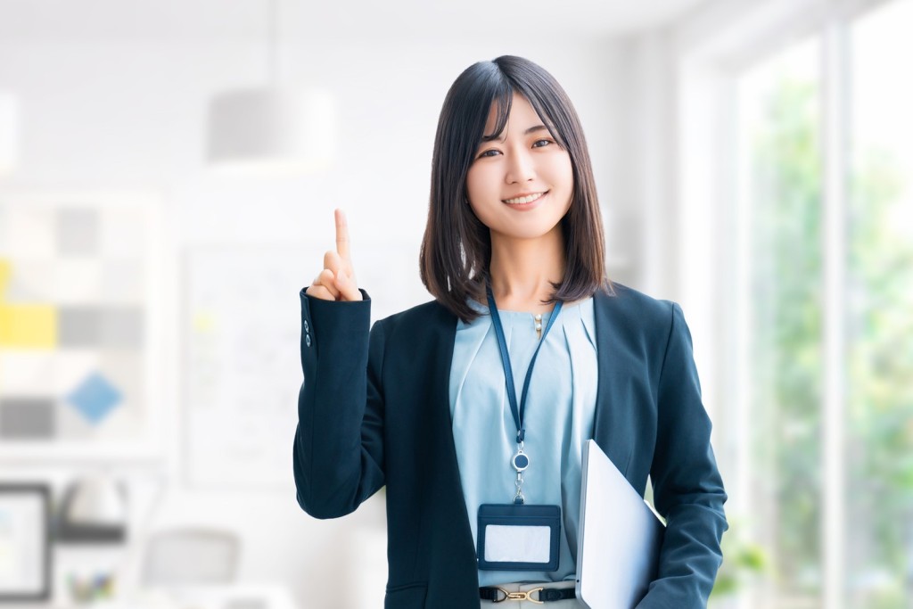 人差し指を立ててポイントを伝えるビジネスパーソン