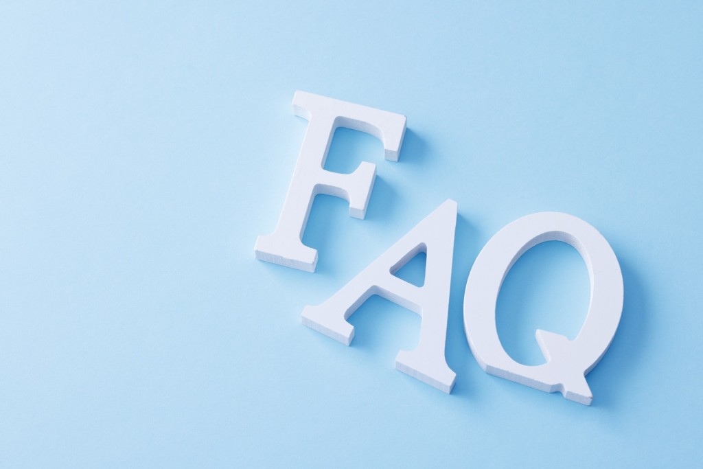 水色背景に置かれた「FAQ」の立体文字