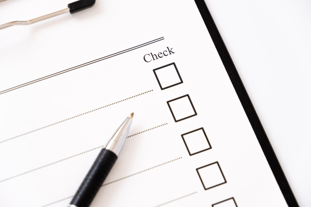 「Check」と書かれたチェックリスト用紙とボールペン