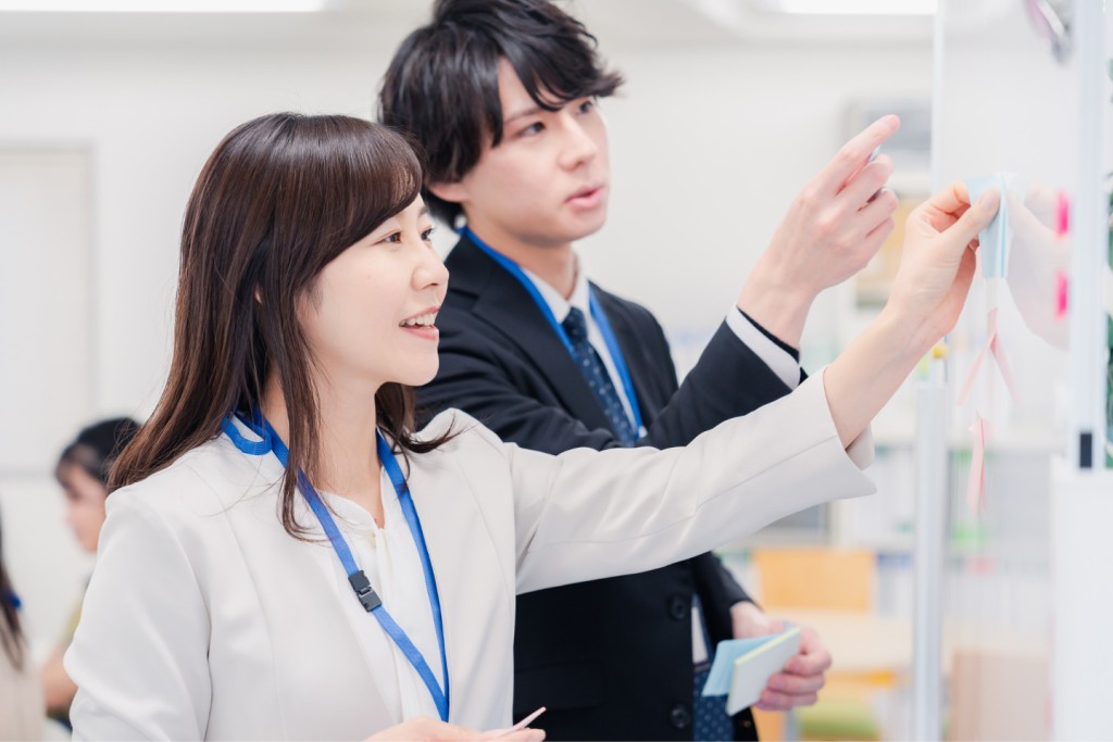 ホワイトボードを使って打合せをするビジネスパーソン